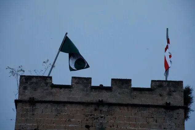 Arrancan los Moros y Cristianos de Dénia: así fue el primer gran día de fiesta 2 Imagen: Los estandartes moro y cristiano ondean tras la izada oficial en la muralla
