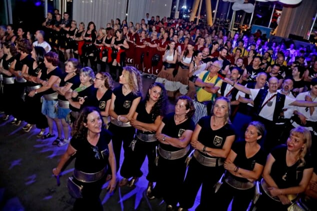 Imagem: Frequentadores do festival desfrutando da música e do ambiente festivo na Sala L'Androna.