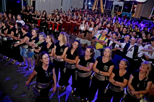Arrancan los Moros y Cristianos de Dénia: así fue el primer gran día de fiesta 4 Imagen: Festeros disfrutando de la música y el ambiente de fiesta en la Sala L'Androna