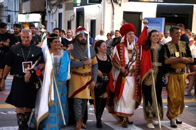 Las calles de Dénia vuelven a retumbar: así se vivió anoche la primera entraeta de las Fiestas de Moros y Cristianos 20 recepcion de la capitania cristiana 17