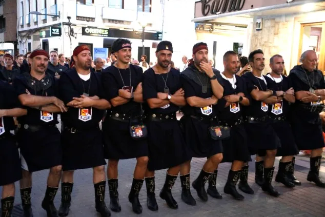 Las calles de Dénia vuelven a retumbar: así se vivió anoche la primera entraeta de las Fiestas de Moros y Cristianos 21 recepcion de la capitania cristiana 18