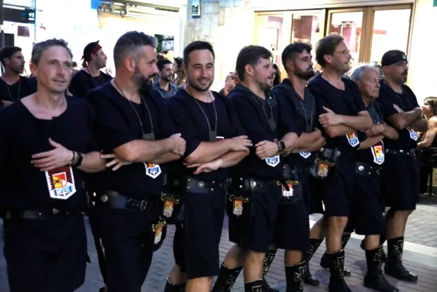 Las calles de Dénia vuelven a retumbar: así se vivió anoche la primera entraeta de las Fiestas de Moros y Cristianos 23 recepcion de la capitania cristiana 20