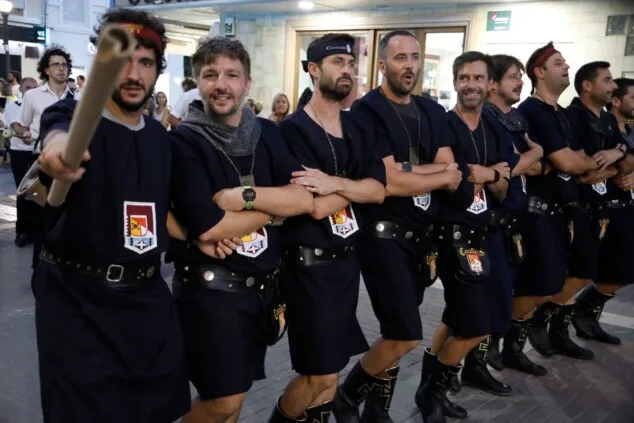 Las calles de Dénia vuelven a retumbar: así se vivió anoche la primera entraeta de las Fiestas de Moros y Cristianos 25 recepcion de la capitania cristiana 22