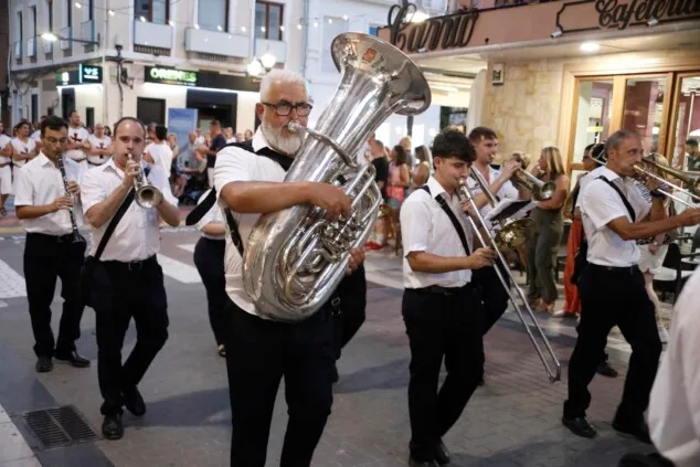 Las calles de Dénia vuelven a retumbar: así se vivió anoche la primera entraeta de las Fiestas de Moros y Cristianos 26 recepcion de la capitania cristiana 23