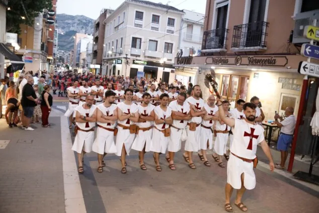 Las calles de Dénia vuelven a retumbar: así se vivió anoche la primera entraeta de las Fiestas de Moros y Cristianos 28 recepcion de la capitania cristiana 25