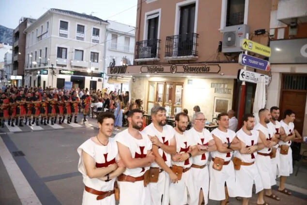 Las calles de Dénia vuelven a retumbar: así se vivió anoche la primera entraeta de las Fiestas de Moros y Cristianos 29 recepcion de la capitania cristiana 26
