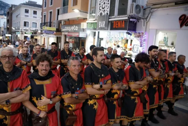 Las calles de Dénia vuelven a retumbar: así se vivió anoche la primera entraeta de las Fiestas de Moros y Cristianos 31 recepcion de la capitania cristiana 28