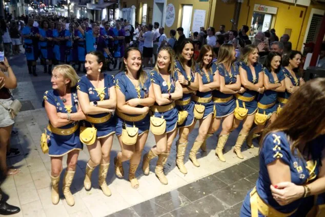 Las calles de Dénia vuelven a retumbar: así se vivió anoche la primera entraeta de las Fiestas de Moros y Cristianos 38 recepcion de la capitania cristiana 35