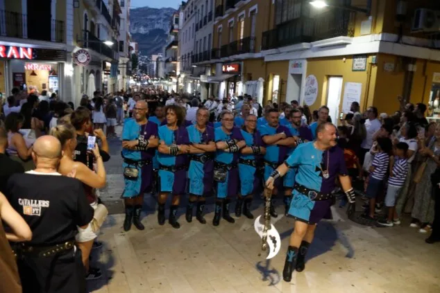 Las calles de Dénia vuelven a retumbar: así se vivió anoche la primera entraeta de las Fiestas de Moros y Cristianos 39 recepcion de la capitania cristiana 36