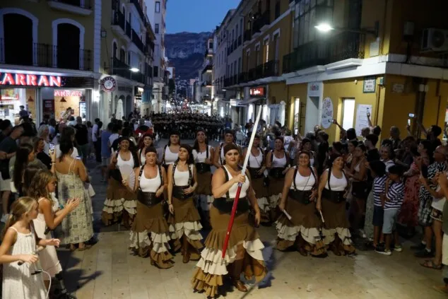 Las calles de Dénia vuelven a retumbar: así se vivió anoche la primera entraeta de las Fiestas de Moros y Cristianos 3 Imagen: Filà femenina en la entraeta nocturna