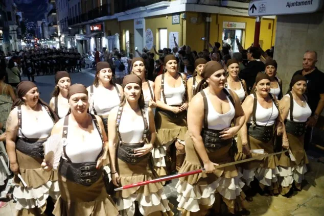 Las calles de Dénia vuelven a retumbar: así se vivió anoche la primera entraeta de las Fiestas de Moros y Cristianos 45 recepcion de la capitania cristiana 42