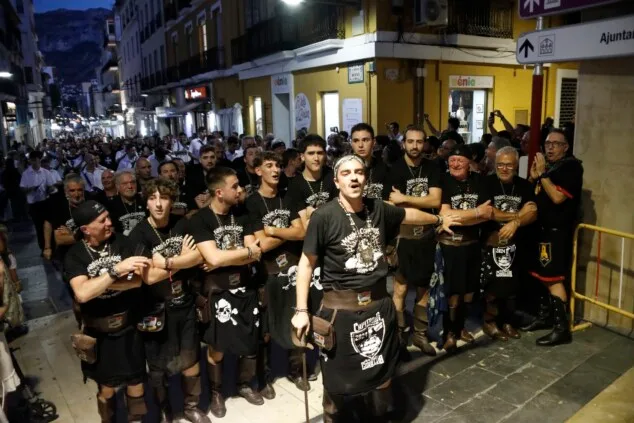 Las calles de Dénia vuelven a retumbar: así se vivió anoche la primera entraeta de las Fiestas de Moros y Cristianos 46 recepcion de la capitania cristiana 43
