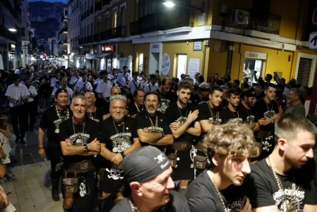 Las calles de Dénia vuelven a retumbar: así se vivió anoche la primera entraeta de las Fiestas de Moros y Cristianos 47 recepcion de la capitania cristiana 44