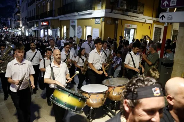 Las calles de Dénia vuelven a retumbar: así se vivió anoche la primera entraeta de las Fiestas de Moros y Cristianos 48 recepcion de la capitania cristiana 45