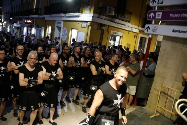 Las calles de Dénia vuelven a retumbar: así se vivió anoche la primera entraeta de las Fiestas de Moros y Cristianos 49 recepcion de la capitania cristiana 46