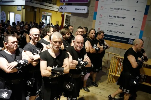 Las calles de Dénia vuelven a retumbar: así se vivió anoche la primera entraeta de las Fiestas de Moros y Cristianos 51 recepcion de la capitania cristiana 48