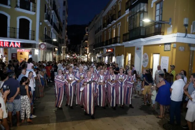 Las calles de Dénia vuelven a retumbar: así se vivió anoche la primera entraeta de las Fiestas de Moros y Cristianos 54 recepcion de la capitania cristiana 51