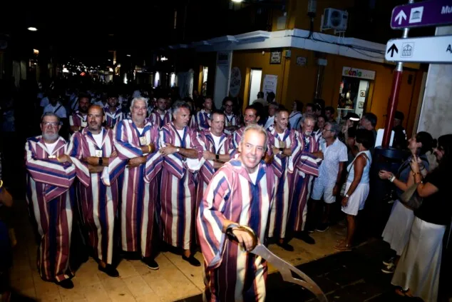 Las calles de Dénia vuelven a retumbar: así se vivió anoche la primera entraeta de las Fiestas de Moros y Cristianos 55 recepcion de la capitania cristiana 52