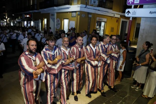 Las calles de Dénia vuelven a retumbar: así se vivió anoche la primera entraeta de las Fiestas de Moros y Cristianos 56 recepcion de la capitania cristiana 53