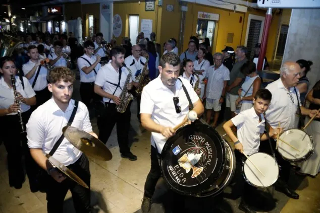 Las calles de Dénia vuelven a retumbar: así se vivió anoche la primera entraeta de las Fiestas de Moros y Cristianos 57 recepcion de la capitania cristiana 54