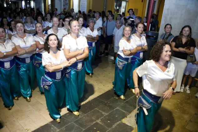 Las calles de Dénia vuelven a retumbar: así se vivió anoche la primera entraeta de las Fiestas de Moros y Cristianos 58 recepcion de la capitania cristiana 55