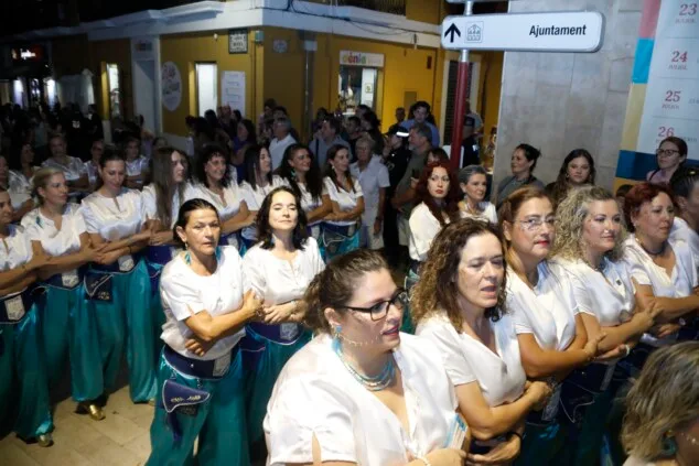 Las calles de Dénia vuelven a retumbar: así se vivió anoche la primera entraeta de las Fiestas de Moros y Cristianos 62 recepcion de la capitania cristiana 59