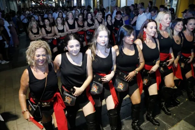 Las calles de Dénia vuelven a retumbar: así se vivió anoche la primera entraeta de las Fiestas de Moros y Cristianos 71 recepcion de la capitania cristiana 68