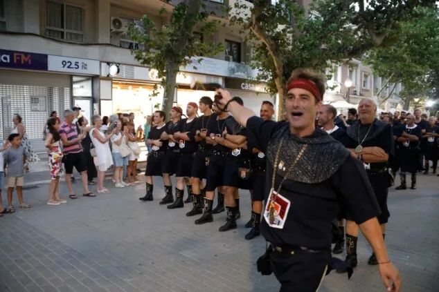 Las calles de Dénia vuelven a retumbar: así se vivió anoche la primera entraeta de las Fiestas de Moros y Cristianos 10 recepcion de la capitania cristiana 7