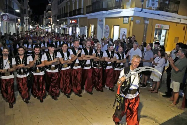 Las calles de Dénia vuelven a retumbar: así se vivió anoche la primera entraeta de las Fiestas de Moros y Cristianos 76 recepcion de la capitania cristiana 73