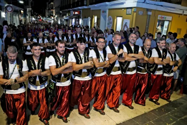 Las calles de Dénia vuelven a retumbar: así se vivió anoche la primera entraeta de las Fiestas de Moros y Cristianos 77 recepcion de la capitania cristiana 74