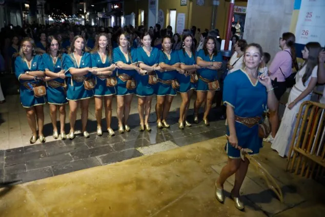 Las calles de Dénia vuelven a retumbar: así se vivió anoche la primera entraeta de las Fiestas de Moros y Cristianos 82 recepcion de la capitania cristiana 79