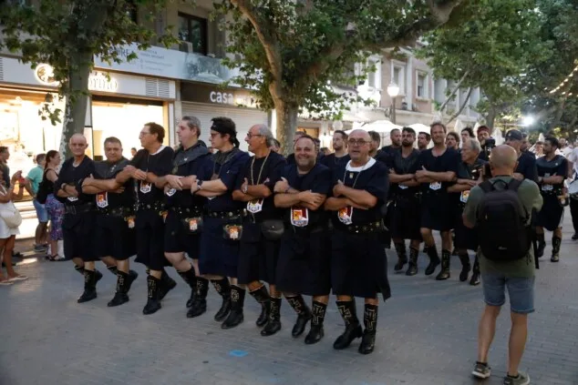 Las calles de Dénia vuelven a retumbar: así se vivió anoche la primera entraeta de las Fiestas de Moros y Cristianos 11 recepcion de la capitania cristiana 8