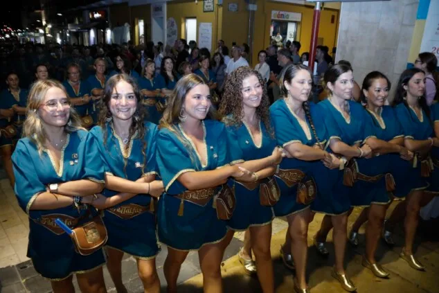 Las calles de Dénia vuelven a retumbar: así se vivió anoche la primera entraeta de las Fiestas de Moros y Cristianos 83 recepcion de la capitania cristiana 80