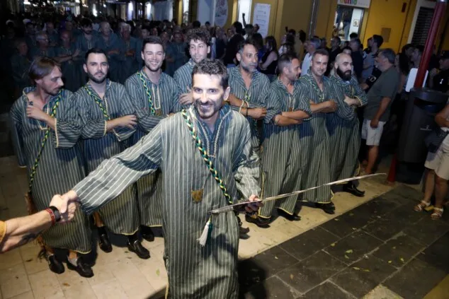 Las calles de Dénia vuelven a retumbar: así se vivió anoche la primera entraeta de las Fiestas de Moros y Cristianos 85 recepcion de la capitania cristiana 82