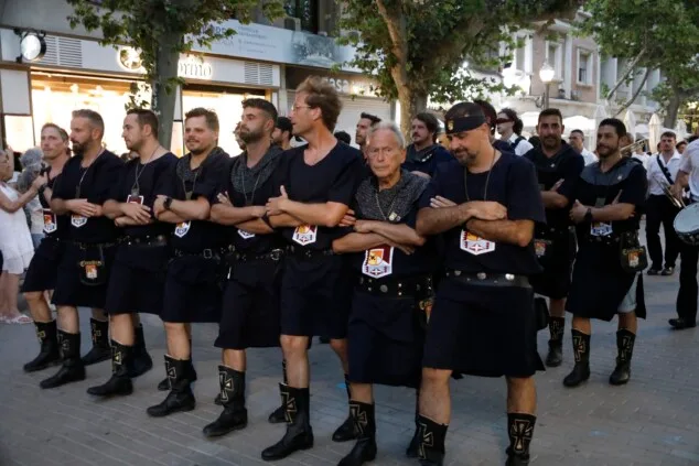 Las calles de Dénia vuelven a retumbar: así se vivió anoche la primera entraeta de las Fiestas de Moros y Cristianos 12 recepcion de la capitania cristiana 9