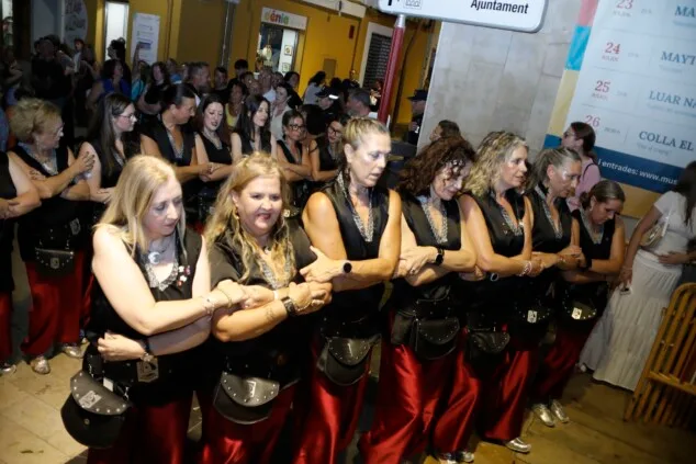 Las calles de Dénia vuelven a retumbar: así se vivió anoche la primera entraeta de las Fiestas de Moros y Cristianos 93 recepcion de la capitania cristiana 90