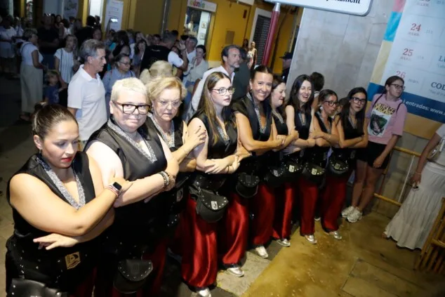 Las calles de Dénia vuelven a retumbar: así se vivió anoche la primera entraeta de las Fiestas de Moros y Cristianos 94 recepcion de la capitania cristiana 91