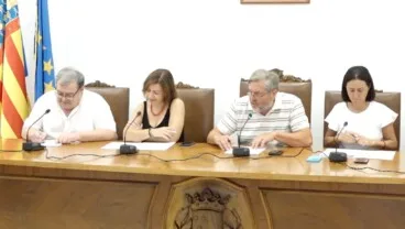 El Ayuntamiento recula, permitiendo alquileres turísticos en toda Dénia y el aumento de licencias en algunas calles 2 representantes del gobierno de denia durante el pleno