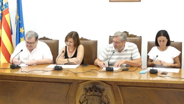 El Ayuntamiento recula, permitiendo alquileres turísticos en toda Dénia y el aumento de licencias en algunas calles 1 Imagen: Representantes del gobierno de Dénia durante el pleno