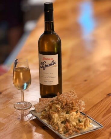 roducto de lonja y cocina marinera en el puerto de Dénia