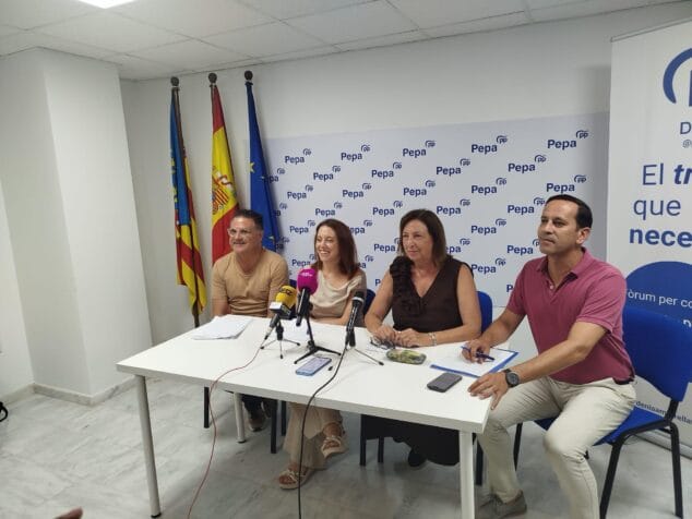 El PP desglosa las inversiones de los presupuestos de la Generalitat en Dénia y la Marina Alta 2 Imagen: Cuatro representantes del Partido Popular en una rueda de prensa en Dénia.