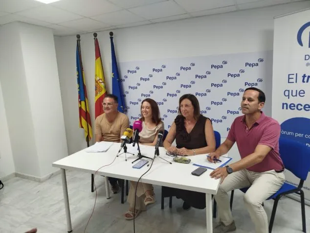 Imatge: Quatre representants del Partit Popular en una roda de premsa a Dénia.