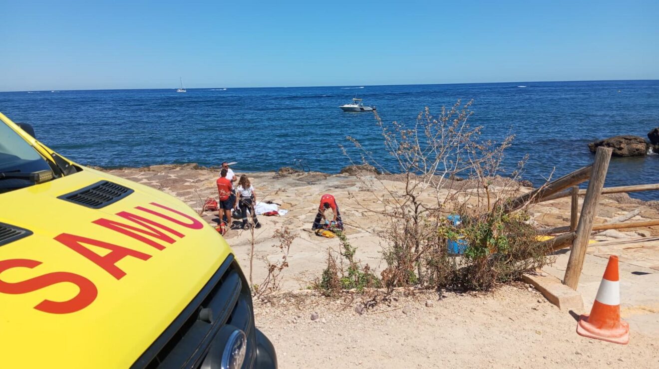 Intervención del SAMU en la costa tras el fallecimiento de un hombre