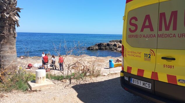 Fallece un hombre de 70 años tras sufrir un golpe en la cabeza en una playa de Dénia 3 Imagen: Ambulancia y personal del SAMU en una zona de rocas junto al mar durante la intervención.