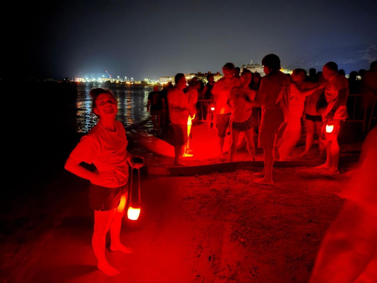 Voluntarios durante la suelta nocturna de tortugas en Dénia