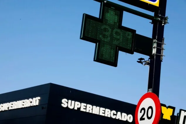 Alerta naranja de la AEMET: Dénia, ante el que puede ser aún el día más caluroso del 2026 1 Imagen: Termómetro en Dénia durante una ola de calor de este verano