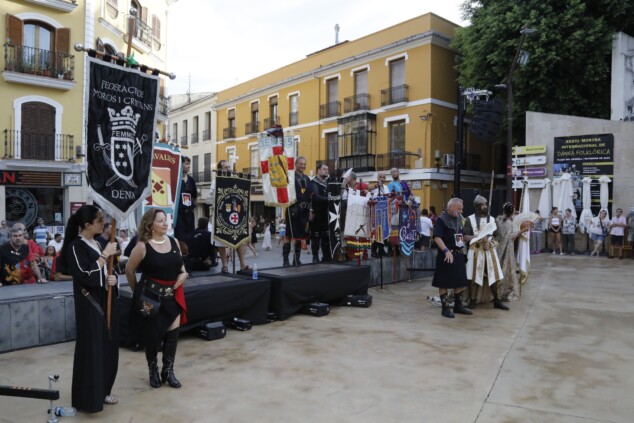 Pólvora, niebla y el «Vell Montgó»: Dénia despide sus Moros y Cristianos a lo grande 12 ultimos actos de los moros y cristianos de denia 2026 10