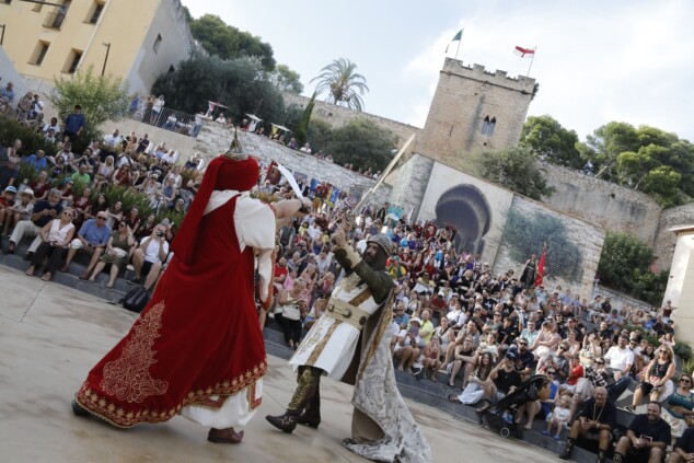 Pólvora, niebla y el «Vell Montgó»: Dénia despide sus Moros y Cristianos a lo grande 19 ultimos actos de los moros y cristianos de denia 2026 17