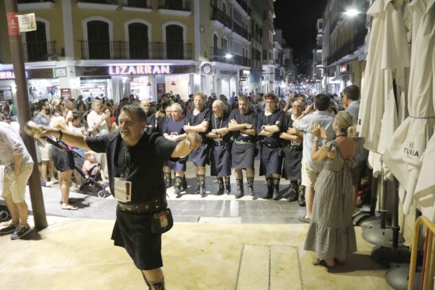 Pólvora, niebla y el «Vell Montgó»: Dénia despide sus Moros y Cristianos a lo grande 67 ultimos actos de los moros y cristianos de denia 2026 65