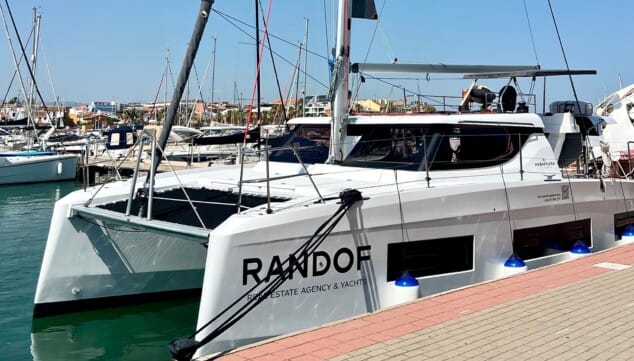 un catamaran privado para descubrir la costa blanca desde el mar